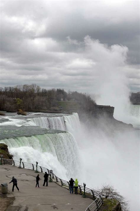 Witnesses see body go over Niagara Falls
