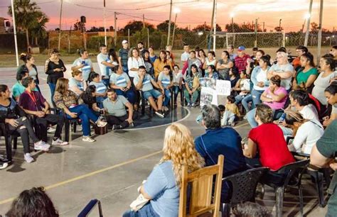 En su visita a tres barrios el gobernador acordó con vecinos obras y