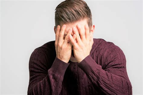 頭を抱える男性 Portrait Of A Young White Man With Hands Covering His Face