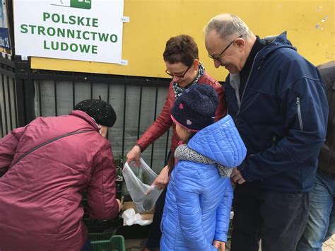 Rzeszów Ludowcy rozdawali sadzonki sosny i dębu ZDJĘCIA