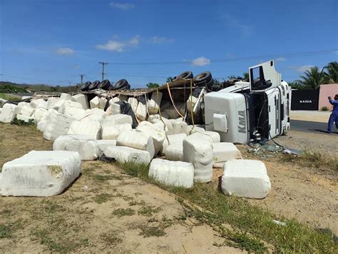 Carreta Carregada Algod O Tomba Na Ba Entre Serrinha E