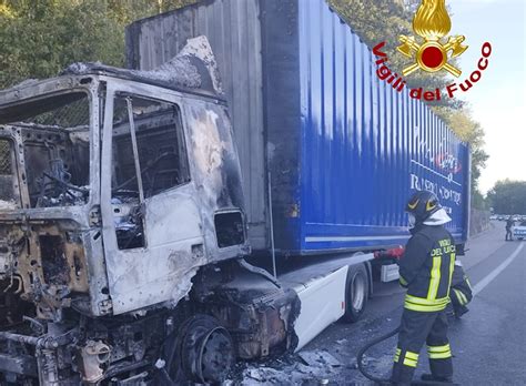 Incendio Sulla E Camion In Fiamme In Salvo Carico E Conducente