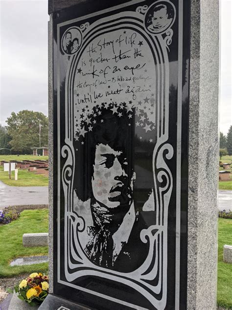 Quirky Attraction: Jimi Hendrix Statue in Seattle – Quirky Travel Guy