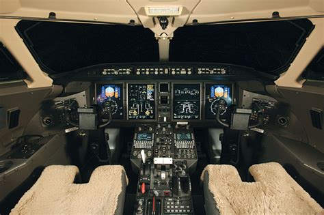 Jet airlines test: Bombardier Challenger 850 cockpit