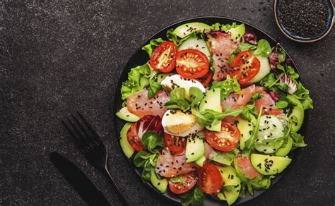 Ensalada de rúcula con salmón y aguacate