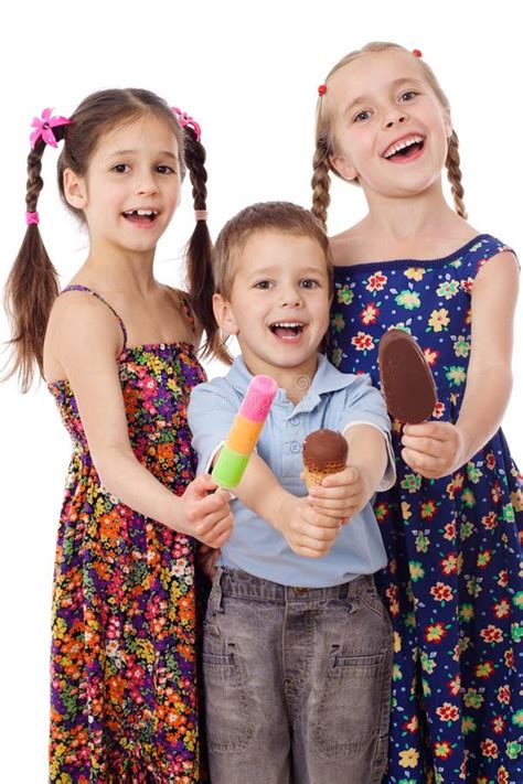 Trois Gosses Avec La Crême Glacée Photo stock Image du congelé