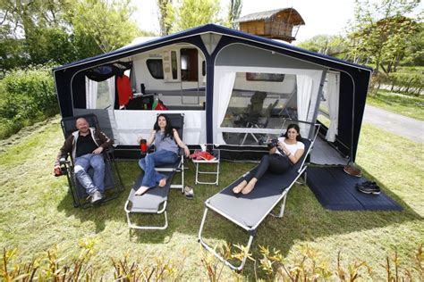 Un Auvent Se Voit Davantage Que La Caravane Qu Il Masque Une Vieille