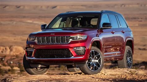 The two-row 2023 Jeep Grand Cherokee ditches the V8 engine