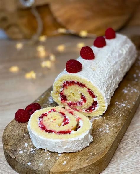 Succombez au Charme du Gâteau Roulé aux Fraises et Chantilly Un