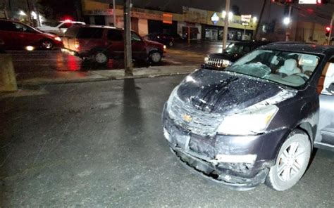 Mujer Estrella Su Camioneta Con Carro Que Hac A Alto En Sem Foro En La