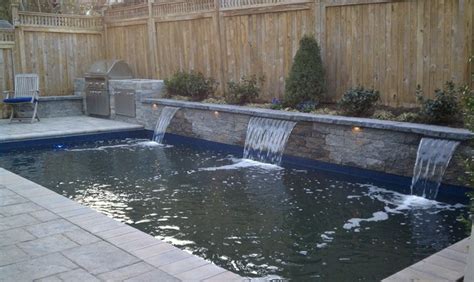 Pool And Outdoor Kitchen In A Row House Backyard Classique Piscine