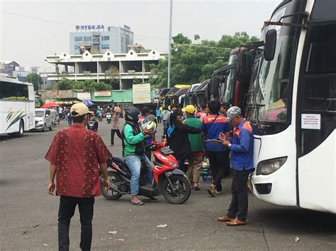 Walau Tak Ramai Kru Bus Tetap Siaga Jaring Penumpang Di Terminal Bekasi