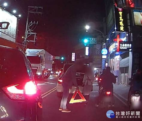 車輛拋錨困路中央 警熱心推車助解圍 Beanfun