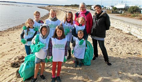 Ile D Arz Cole Les Enfants Nettoient La Plage Le T L Gramme