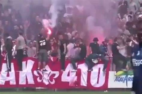 A Lentraînement Les Supporters De Lajax Mettent Le Feu La Dhles Sports