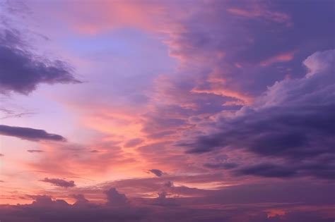 Una Hermosa Puesta De Sol Relajante Con Nubes Moradas Foto Premium