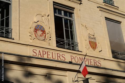 Fototapeta Fa Ade Dune Caserne Des Sapeurs Pompiers De Paris Avec Un