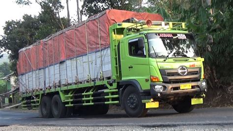 Truk Hino Ijo Muatan Bata Ringan Hebel Ngeden Di Tikungan Timez F