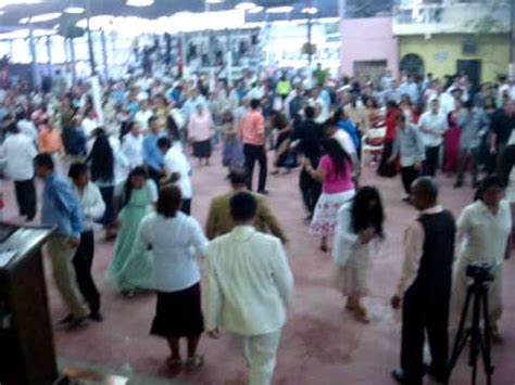 Ministro de Alabanza Jaime Pérez cantando en la XXIV Convención