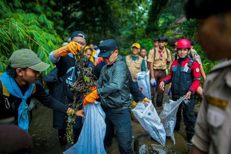 Bima Arya Hingga Relawan Turun Ke Sungai Ajak Kurangi Sampah Plastik