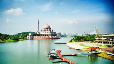 TRANSPORT : Putrajaya Lake Cruise