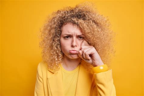 Une Femme Qui Pleure Qui Boude A Une Mauvaise Humeur Déprimée Essuie