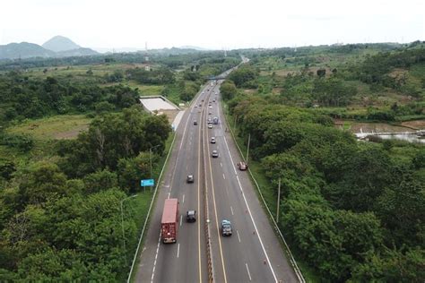 Foto Jangan Berlebihan Menyikapi Mobil Pelan Di Lajur Kanan