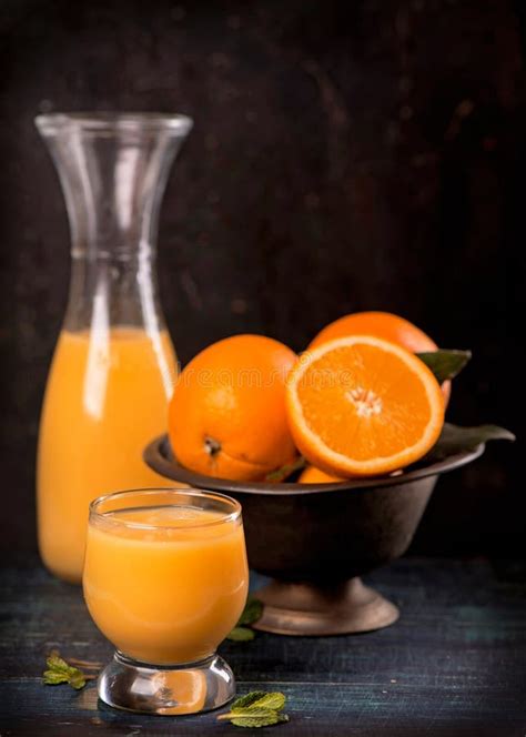 Vidro De Suco De Laranja Fresco Frutas Frescas Em Madeira Foto De