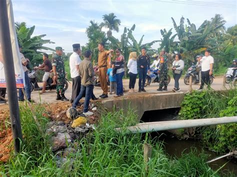 PJ Bupati Muaro Jambi Tinjau Jembatan Penghubung Kasang Pudak Kasang