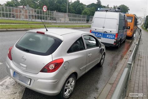 Krosno Kierowca szkolnego autobusu doprowadził do kolizji z oplem