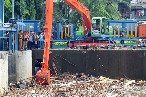 Ton Sampah Diangkut Dari Pintu Air Mangarai Antara News