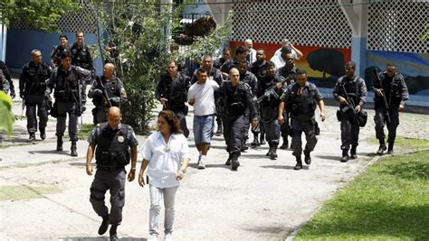 Bandidos Invadem Escola Em Bangu E Pol Cia Cerca O Lugar Veja