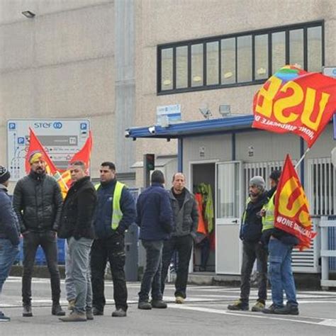 Licenziato Minaccia Di Buttarsi Da Una Pila Di Bancali Tensione Alla