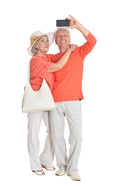 Retrato De Feliz Pareja Senior Tomando Foto Selfie En Fondo Blanco