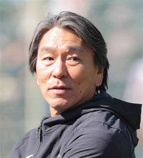 【巨人】松井秀喜臨時コーチが紅白戦前に客席のファンにあいさつ「プロのすばらしいプレーを堪能してください」 スポーツ報知