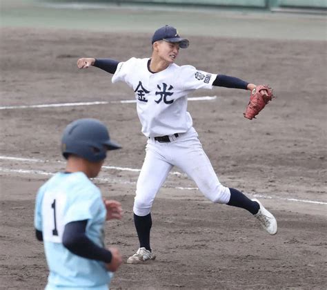 ＜近畿大会 金光大阪・近江＞近江を逆転で破り、ガッツポーズの金光大阪・古川（左は近江・山田）（撮影・成瀬 徹） ― スポニチ Sponichi