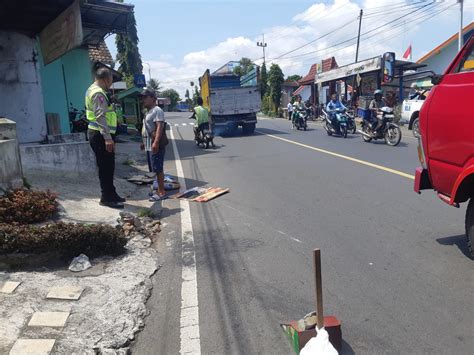 Tabrakan Berujung Maut Pick Up Vs Pengendara Motor Di Dampit