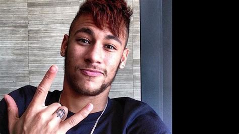 Com Novo Look Neymar Chega A Barcelona