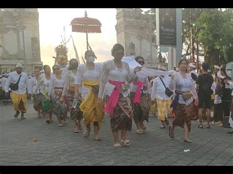 Upacara Melasti Di Pantai Kuta Maret Youtube