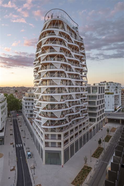 Le Frontside View Habille Le Symbole Du Nouveau Montpellier