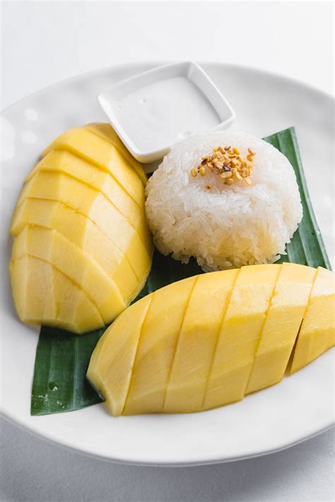 Mango And Sticky Rice Served With Crispy Mung Beans And Coconut Cream อาหาร สูตรทำอาหาร การ