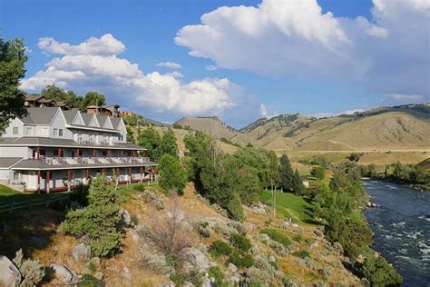 Best Hotels & Cabins NEAR Yellowstone National Park (for All Budgets)