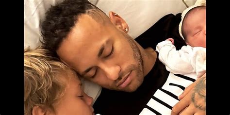 Foto Neymar sofre grave lesão durante partida de futebol do Brasil x