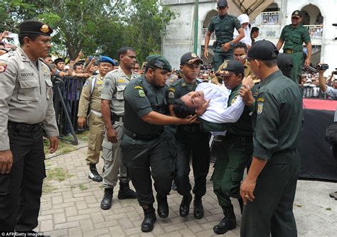 Couple Caned In Indonesia For Violating Sharia Law Daily Mail Online