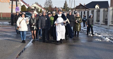 W Nowej Dębie przeszły Orszaki Trzech Króli Był śpiew kolęd i jasełka