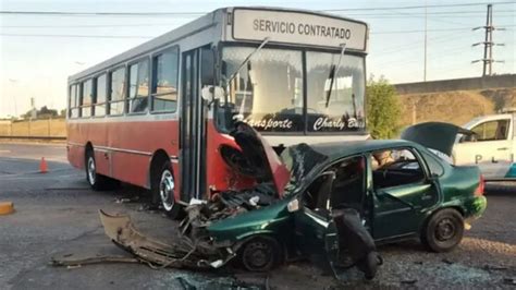 Video Un Auto Embistió De Frente A Un Colectivo Y 6 Pasajeros