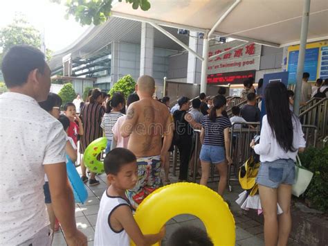 Shenzhen China Los Muchachos Y Las Muchachas Van A La Piscina A