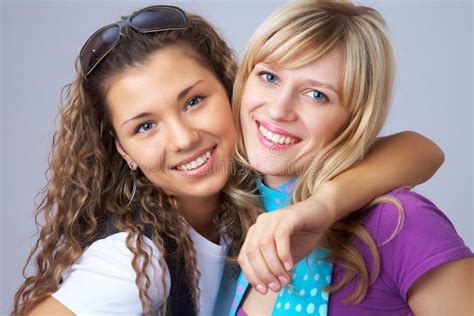 Deux Amies De Sourire Photo Stock Image Du Ethnicité 7088238