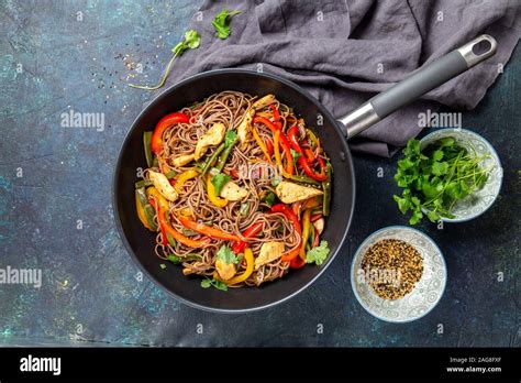 Nouilles Soba Sarrasin Plat Japonais Avec Le Poulet Et Les L Gumes La