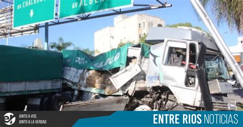 Camionero se quedó sin frenos y se incrustó contra una columna